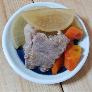 大根と人参と豚肉の煮物⭐